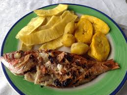 Peixe grelhado com banana frita